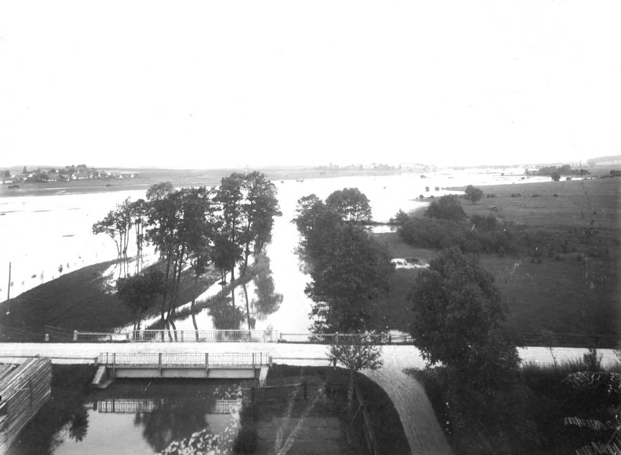 Überschwemmung in Erdweg 1910: Bei Überschwemmungen breitet sich das Wasser der Glonn im ganzen Talraum aus. Die typische Auenvegetation fehlte schon damals.