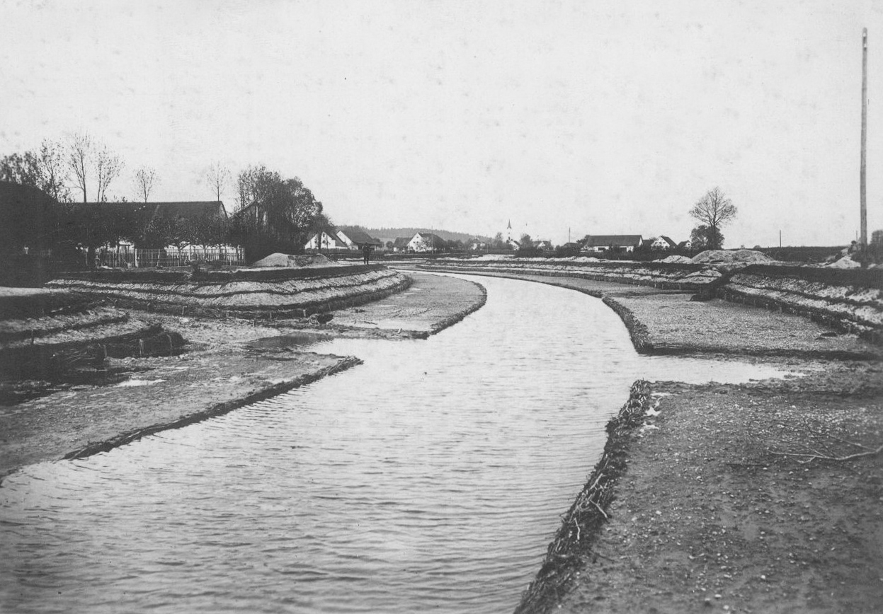 Im Vergleich dazu das regulierte Flussbett der Glonn in Allershausen.