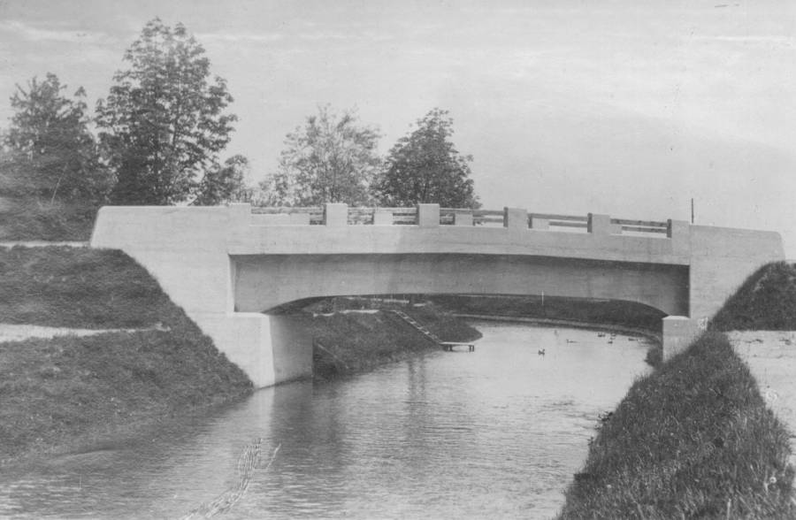 Brücke über den Triebwerkskanal in Weichs um 1924.<br>Deutlich zu erkennen sind die künstlich angelegten steilen Ufer.