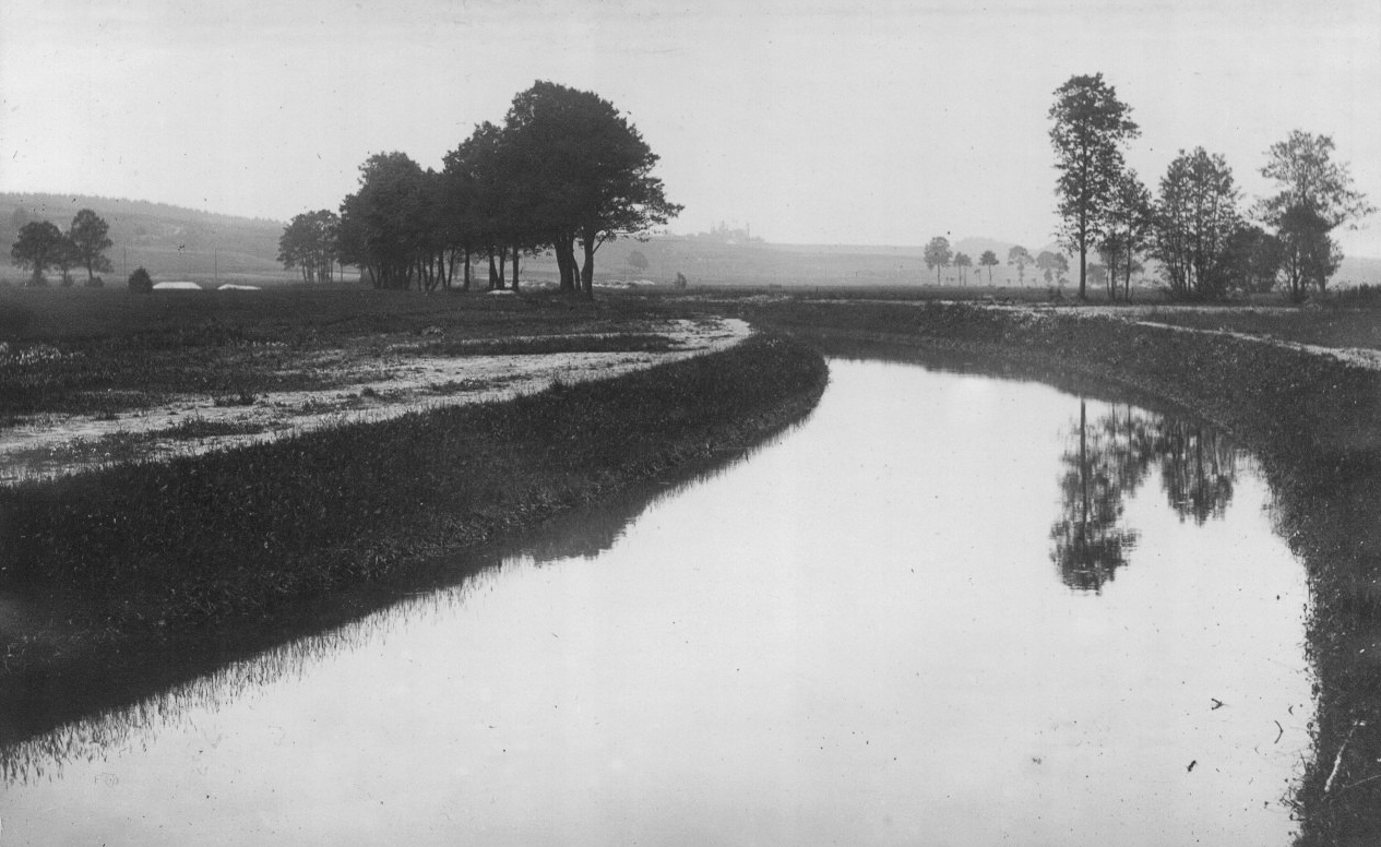 Regulierte Glonn bei Unterweikertshofen.<br>Die Flusssohle ist deutlich tiefer gelegt.