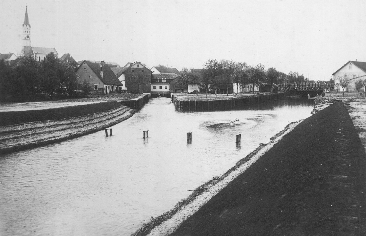 Die Glonn in Hohenkammer nach der Regulierung.