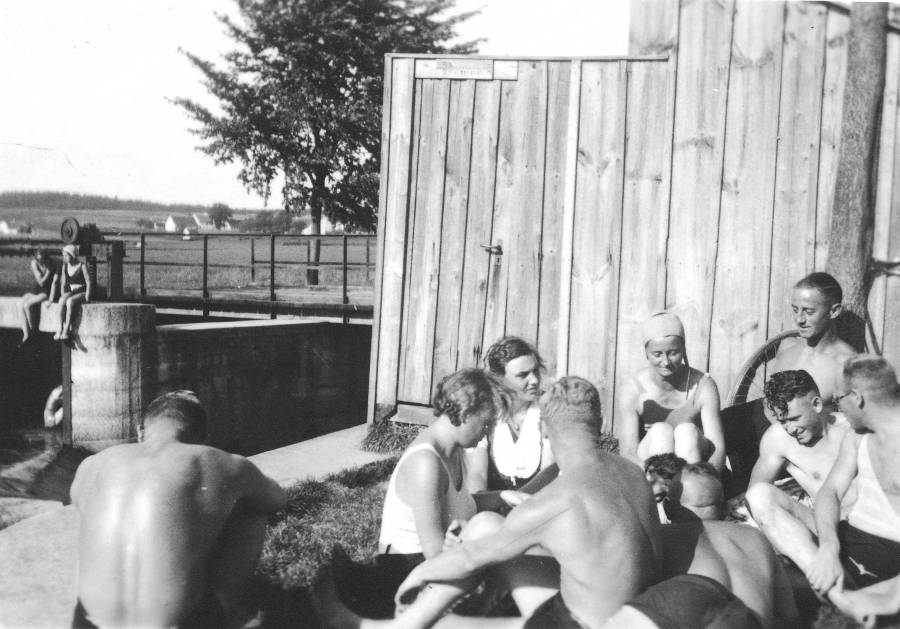 Am Wehr in Indersdorf um 1925:<br>mit Badehaube Mathilde Thoma, verheiratete Pest
