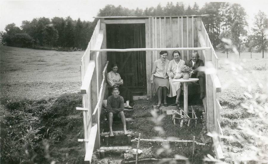 Badehütte an der Glonn in Odelzhausen.<br>Familie Asam um 1930