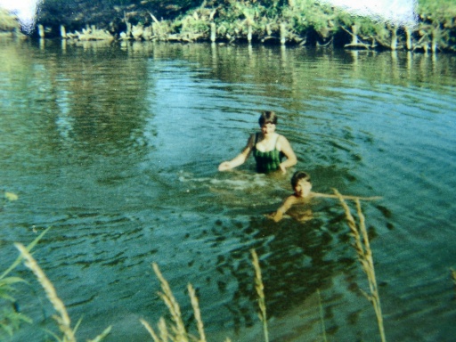 Badesaison Hohenkammer 1968<br>Resi Öttl, Erika Drahtmüller