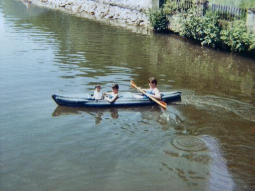 Eine lustige Bootsfahrt auf der Glonn in Hohenkammer 1968:<br>Erika, Dora, Birgit