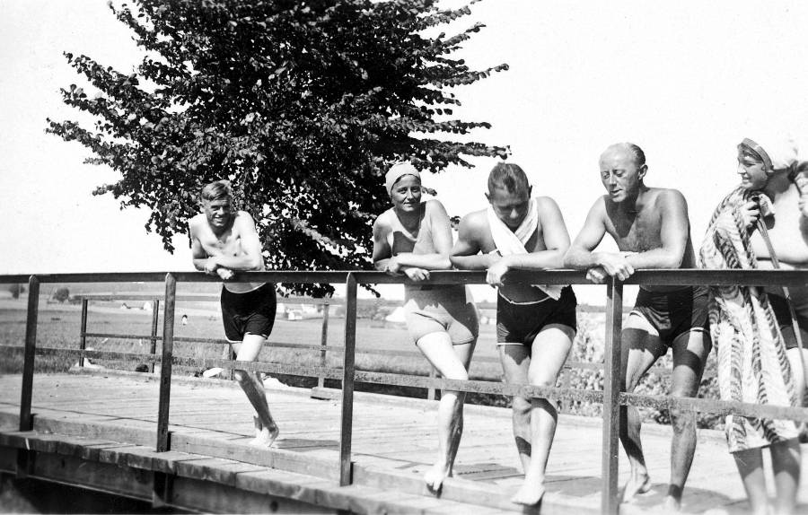 Am Wehr in Indersdorf um 1925:<br>Von der Brücke aus schaute man auf die gemächlich fließende Glonn:<br>v. l. Mathilde Thoma, Markward Thoma
