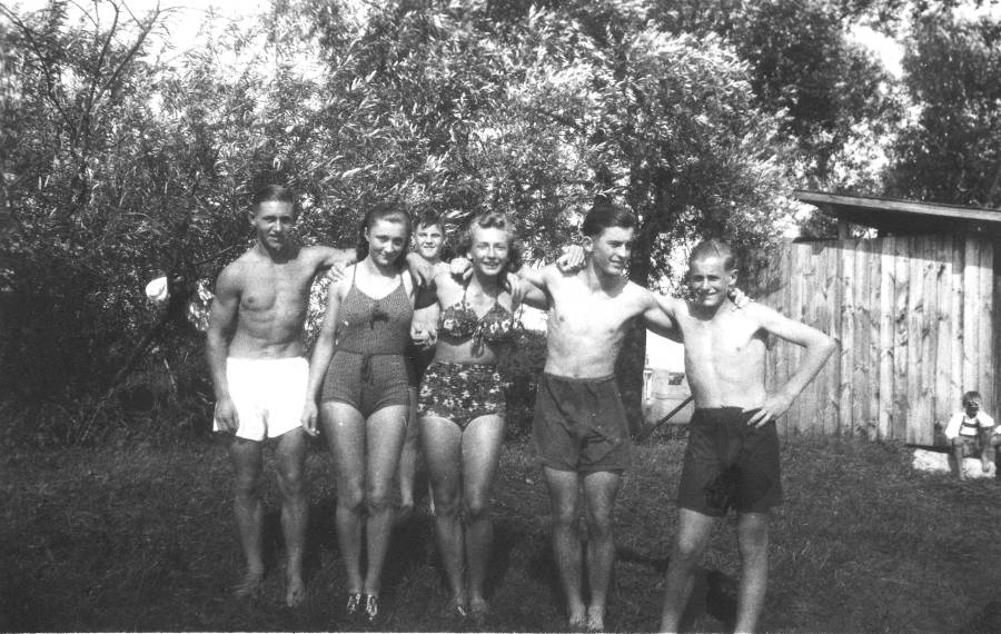 Am Wehr in Petershausen um 1937<br>von links -, Spieß Marille, -, -, Ziller Sepp, Ziller Georg