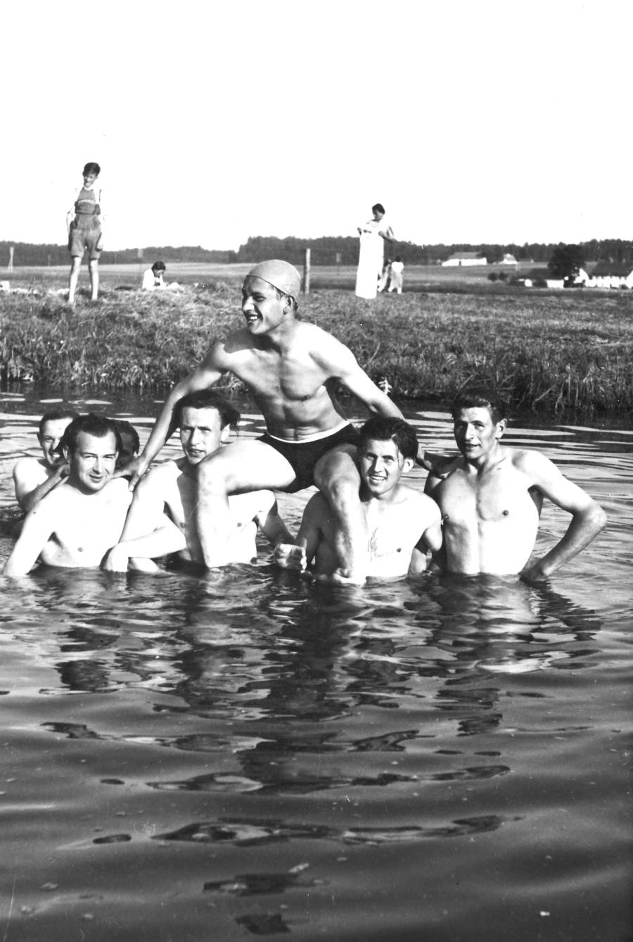 Am Wehr in Weichs um 1955<br>v. l. Wild Josef, Sambovski Adolf,<br>Wagner Willi, Betz Hubert, Heilander Josef