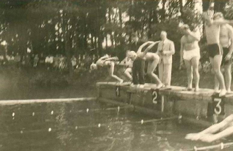 Wettkämpfe im Flussbad in Erdweg 1951 - 1953<br>Die mutigsten Sportler sprangen kopfüber in die kalte Glonn.