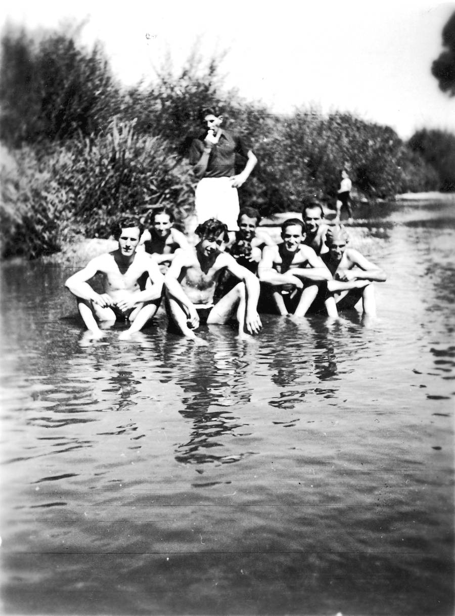 Am Wehr in Weichs um 1949<br>v. l. Sambovski Adolf, Ahamer Rudi,<br>Mayerhofer Hans, hinten rechts Wild Josef