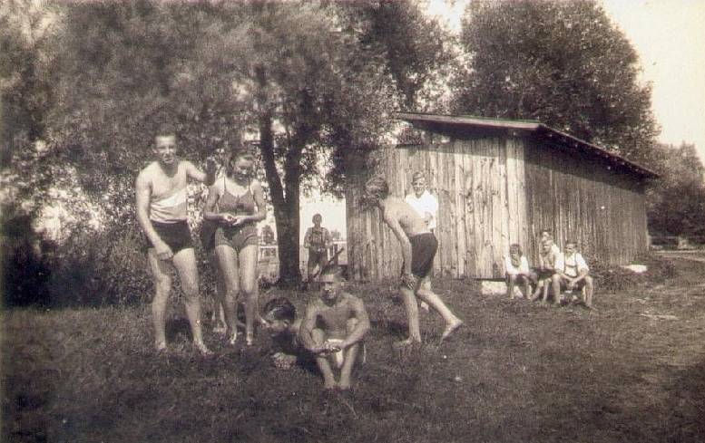 Am Wehr in Petershausen:<br>v. l. Jofer Josef, Spieß Marille, Ziller Sepp (liegend)