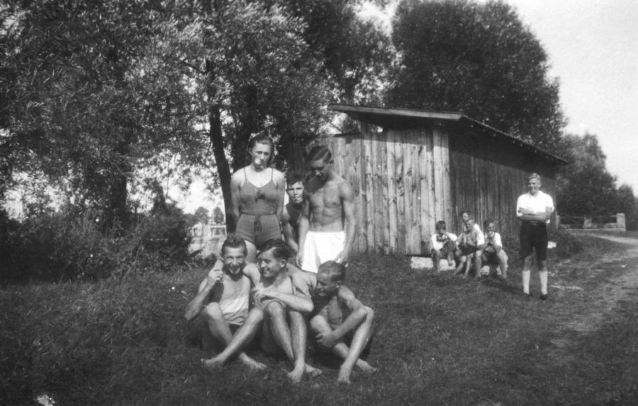 Baden am Wehr in Petershausen um 1937<br>vorne: Jofer Josef, -, - hinten: Spieß Marille, Ziller Sepp