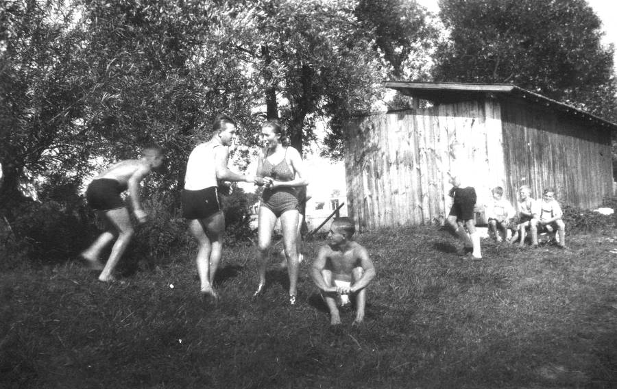 Am Wehr in Petershausen um 1937<br>v.l. -, Jofer Josef und Spieß Marille, -