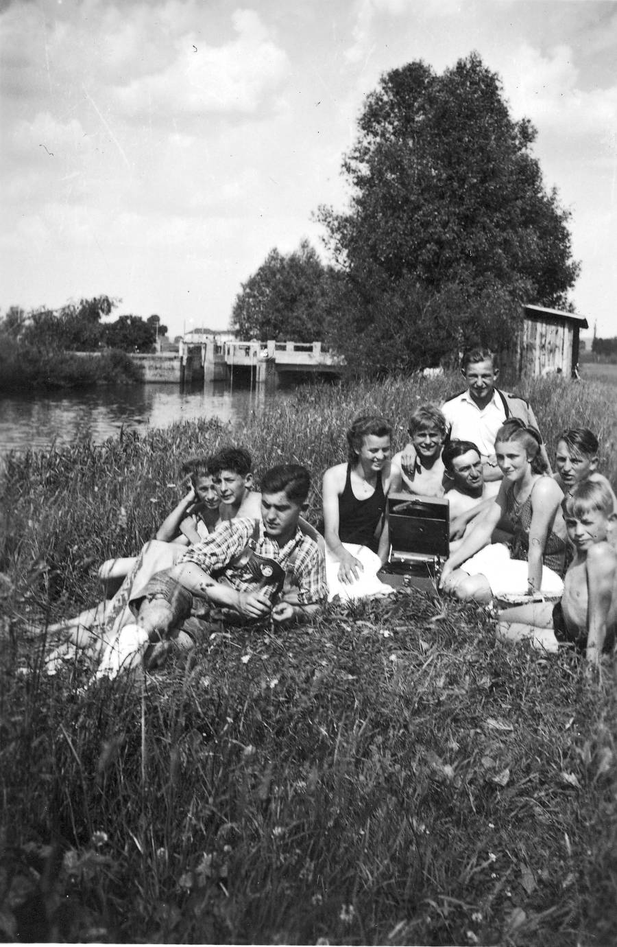 Am Wehr in Petershausen um 1937<br>v. l. Ziegler Otto, Spieß Marille,<br>Andre Rosa, Stöckl Josef
hinten Jofer Josef