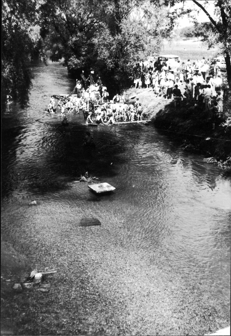 Floßfahrt auf der Glonn in Petershausen um 1970