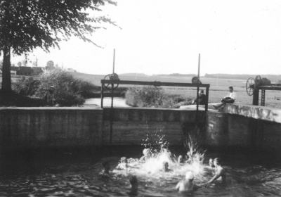Am Wehr in Indersdorf um 1925:<br>Hier waren Erfrischungen in der Glonn sehr beliebt.
