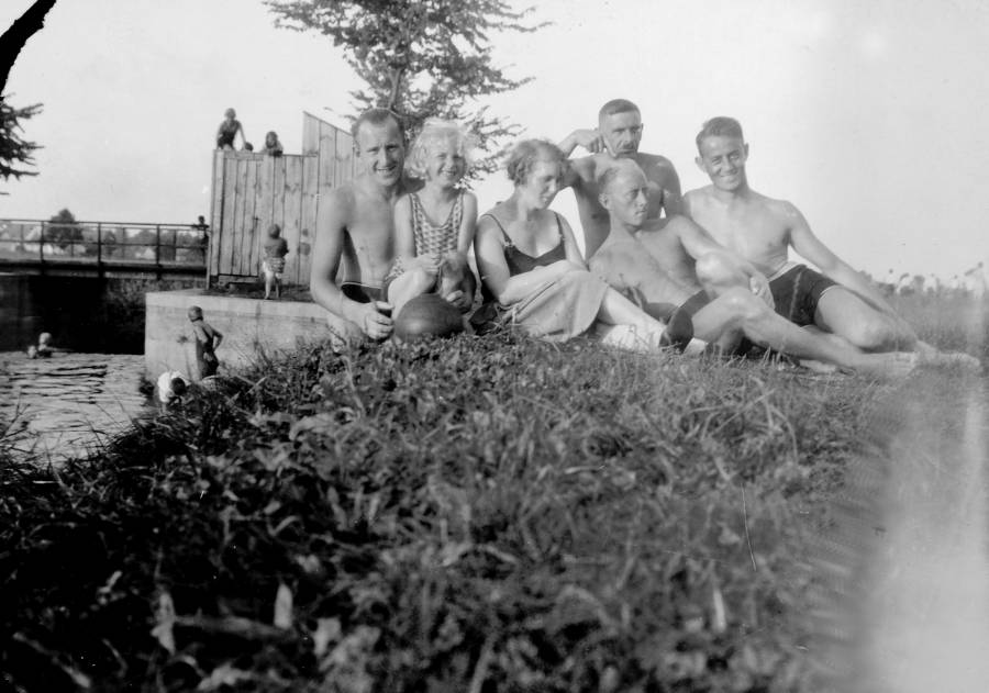 Am Wehr in Indersdorf um 1925:<br>Im Anschluss folgte ein gemütliches Sonnenbad.<br>
vorne Markward Thoma, rechts Richard Thoma