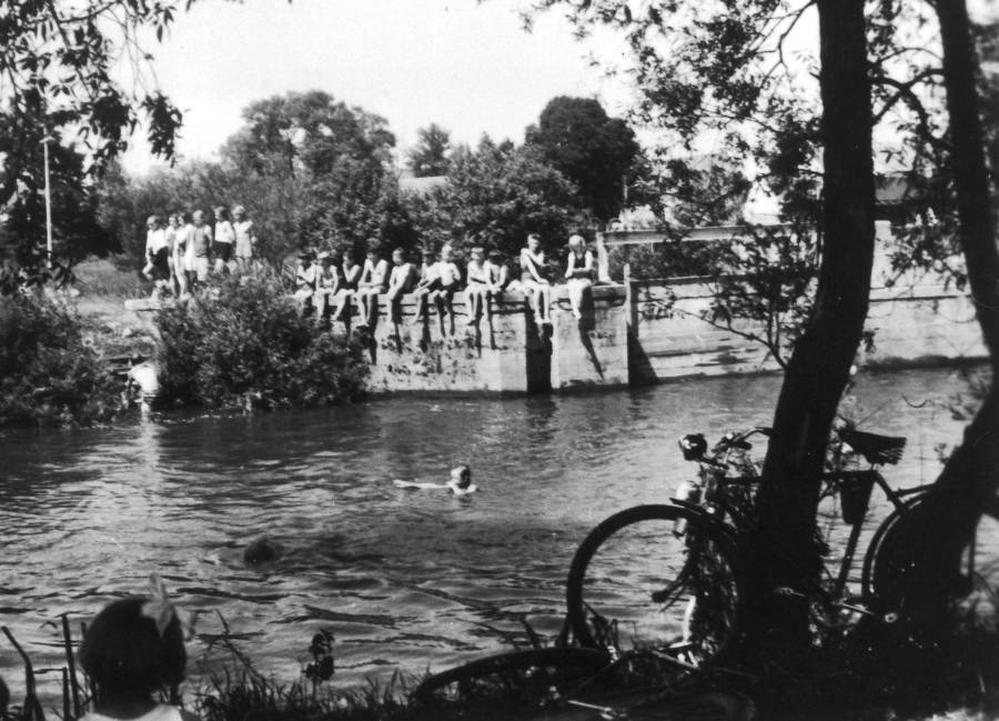 Am Wehr in Petershausen um 1935