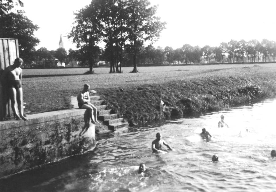 Am Wehr in Indersdorf um 1925:<br>Auch Nichtschwimmer konnten hier ihre ersten Übungen machen.