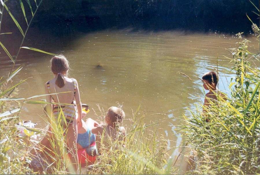 Die Verunreinigungen der Glonn sind zwar deutlich zu erkennen,<br>es wurden aber von ein paar Mutigen die ersten Badeversuche<br>im Mühlbach in Petershausen unternommen.