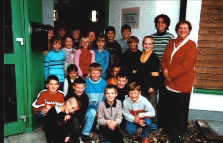 Die Klasse 4b am 25.09.2002 bei der Feier zur Verlegung der Rita-Mayr-Gedenktafel an die neue Grundschule Vierkirchen (ganz rechts außen Frau Heider vom Agenda 21 Arbeitskreis Kultur und Geschichten)