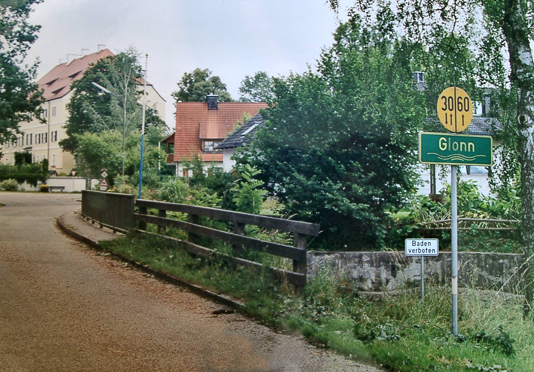 Die Glonn in Unterweikertshofen:<br>Im Jahr 2001 ist hier das Baden verboten!