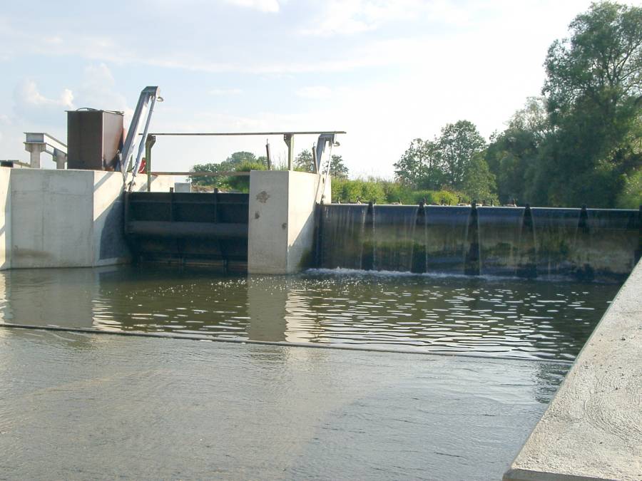 Kein weiterer Ausbau von Wasserkraftanlagen an der Glonn. Langfristig soll ein Rückbau der Querverbauungen an den Triebwerksanlagen erfolgen.<br>Wehr in Asbach 2001