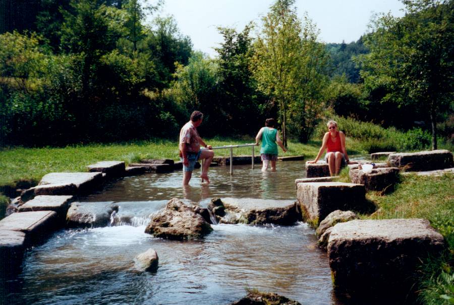 Treffpunkt: Kneippbecken in der Glonn oder ihren Seitenbächen